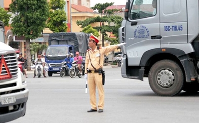Cảnh sát giao thông phát hiện đối tượng lợi dụng đèn đỏ để trộm đồ 